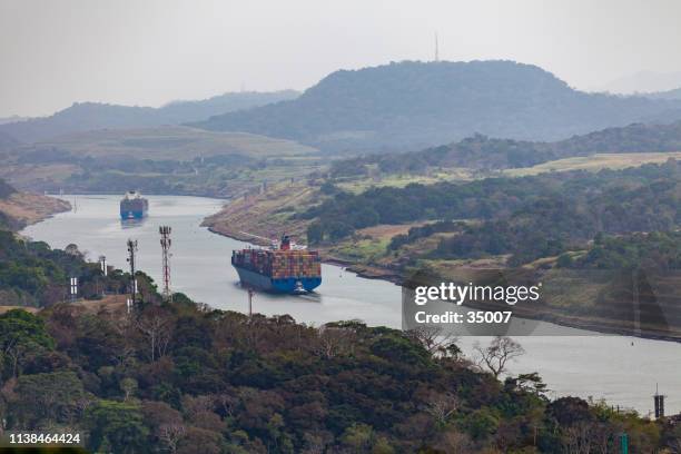 frachtschiffe am panama-kanal, panama, latein america - kanal stock-fotos und bilder