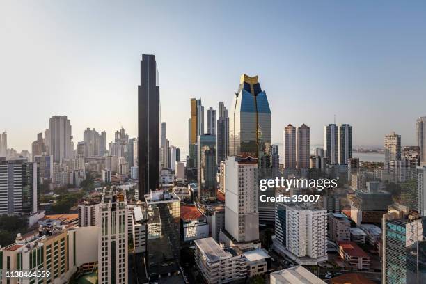 skyline di panama city - panama city panama foto e immagini stock