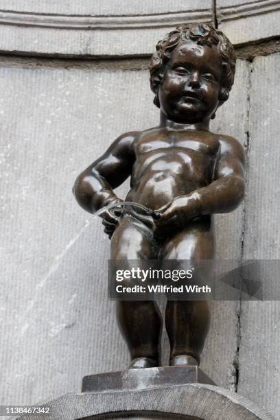 fountain figure manneken pis, brussels, belgium - mannekin pis stock pictures, royalty-free photos & images