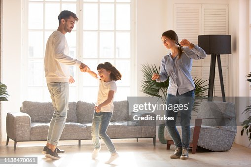 Familie dansen in de woonkamer tijd doorbrengen op weekend samen Familie dansen in de woonkamer tijd doorbrengen op weekend samen