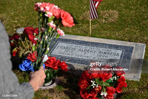 Frank Sinatra Memorial Photos and Premium High Res Pictures - Getty Images