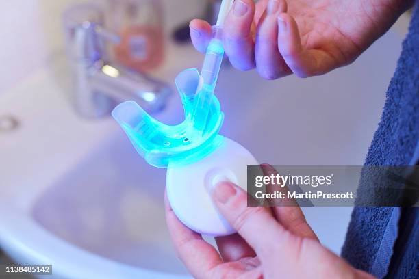 gel sbiancamento dei denti - sbiancamento dentale foto e immagini stock