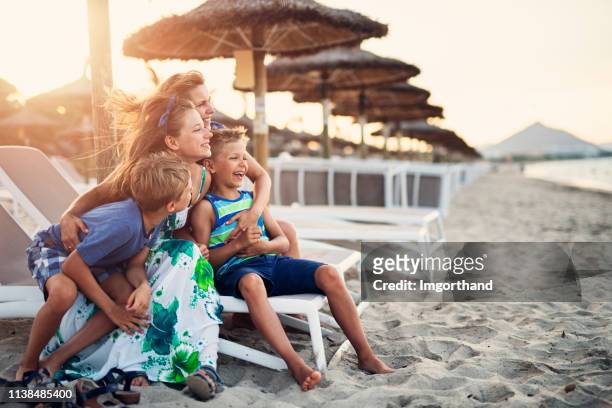 familie genieten van 's avonds op het strand - spain stockfoto's en -beelden