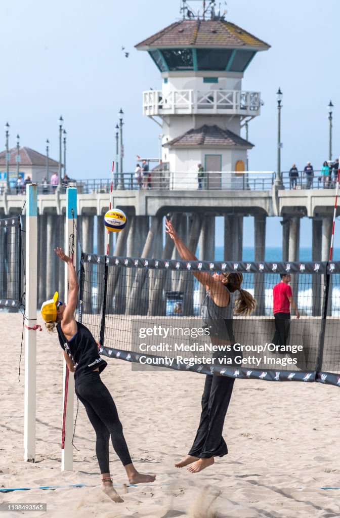 OLYMPIAN KERRI WALSH JENNINGS BRINGS NEW BEACH VOLLEYBALL NETS TO COURTS IN HUNTINGTON BEACH"n