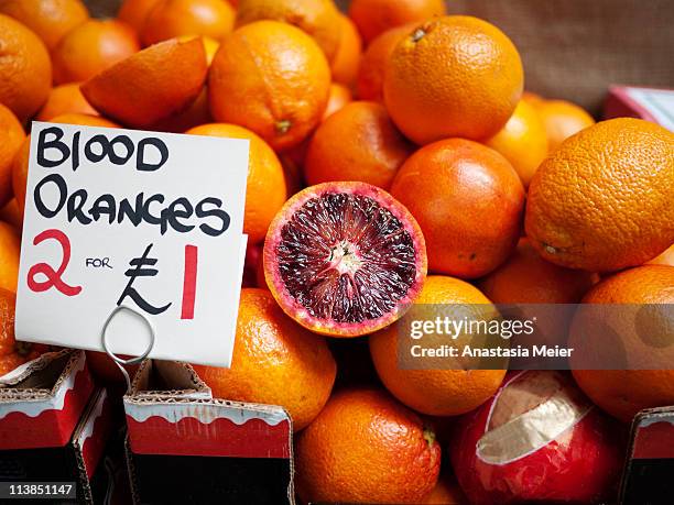 blood oranges - bloedsinaasappel stockfoto's en -beelden