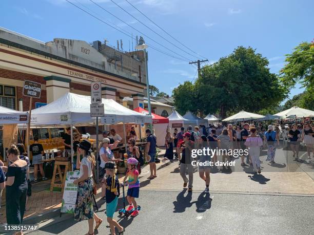 multitudes de personas en el mercado de alimentos al aire libre - lismore nueva gales del sur fotografías e imágenes de stock