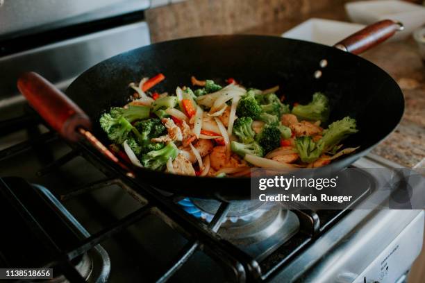 stir fry - roerbakken stockfoto's en -beelden