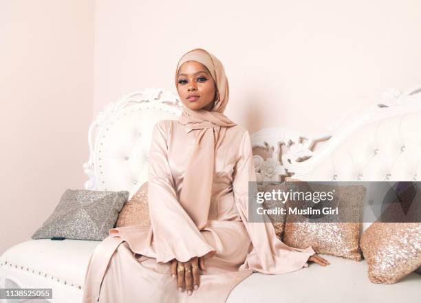 #muslimgirl feeling regal - anständig klädsel bildbanksfoton och bilder