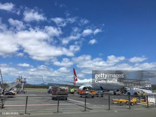 qantas jet op de luchthaven - aircraft refuelling stockfoto's en -beelden