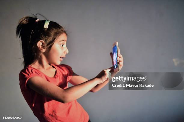 young girl (4-5 years) taking selfie on mobile - 4 5 years stock-fotos und bilder