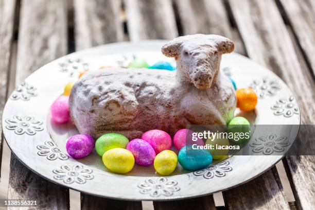 easter lamb with glittering easter eggs - osterlamm stockfoto's en -beelden