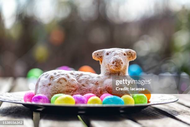 easter lamb with glittering easter eggs - osterlamm fotografías e imágenes de stock