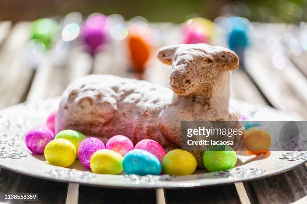 easter lamb with glittering easter eggs - osterlamm stockfoto's en -beelden