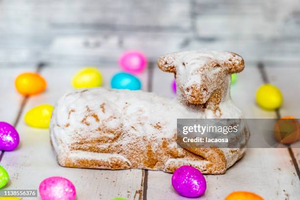 easter lamb with glittering easter eggs - osterlamm fotografías e imágenes de stock