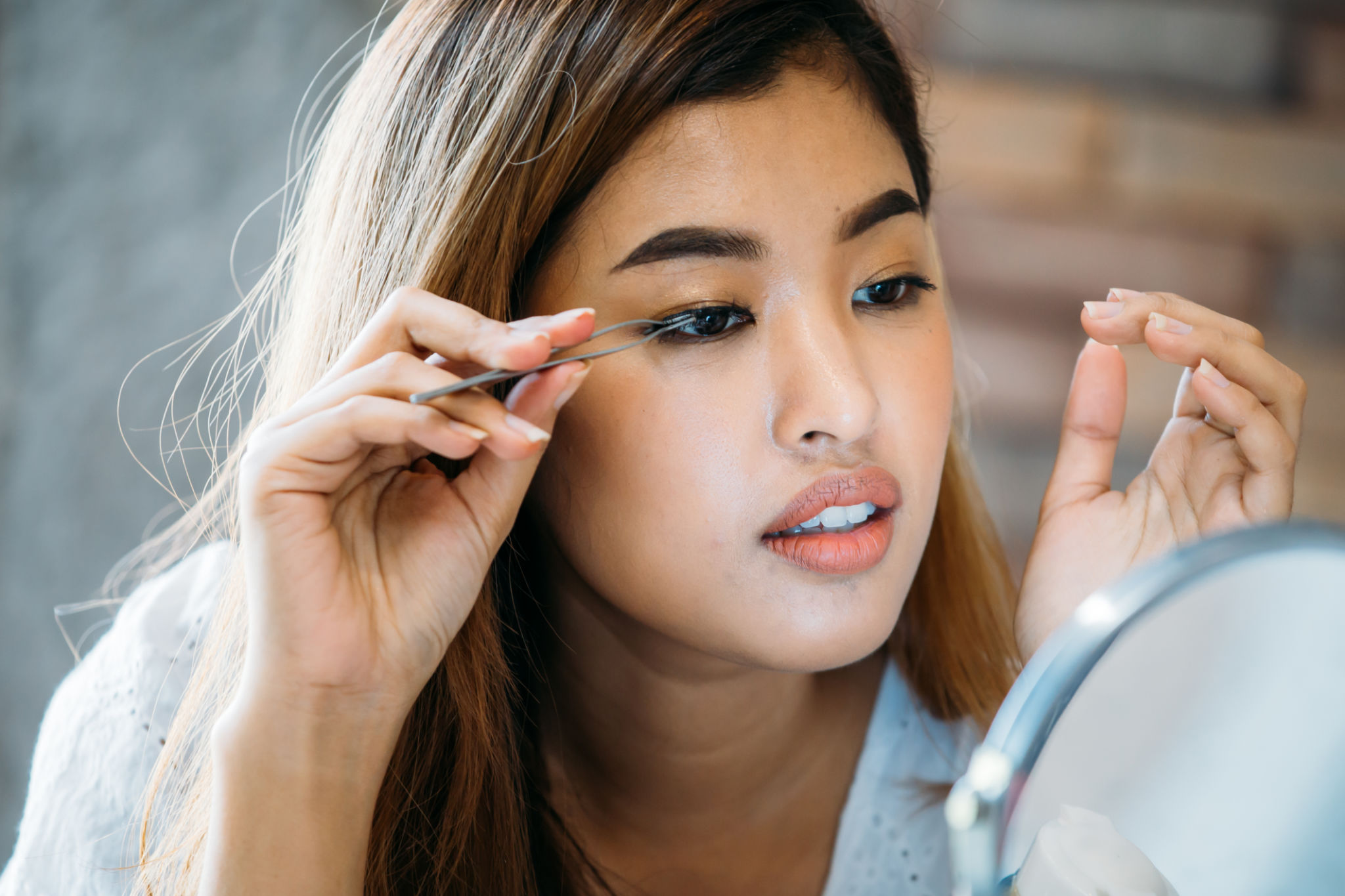 applying eyelash extensions