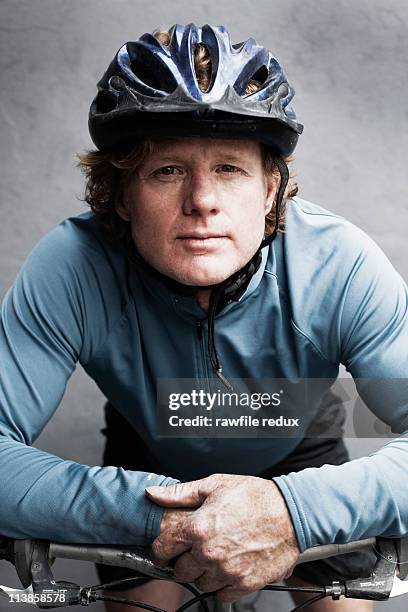 man on a bike wearing a helmet - casco fotografías e imágenes de stock