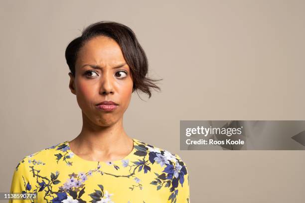 studioportrait of a beautiful woman - confusion stockfoto's en -beelden