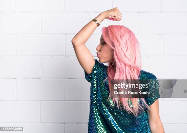 woman with pink hair - bicep stockfoto's en -beelden