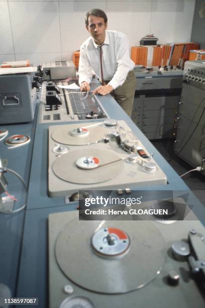 Le compositeur allemand Karlheinz Stockhausen dans les studios de la radio Westdeutscher Rundfunk en 1970, à Cologne, Allemagne.