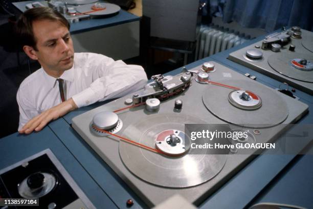 Le compositeur allemand Karlheinz Stockhausen dans les studios de la radio Westdeutscher Rundfunk en 1970, à Cologne, Allemagne.