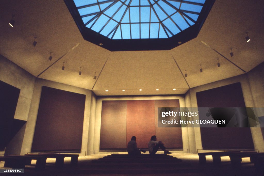Chapelle Rothko Des touristes admirant les peintures du peintre américain Mark Rothko ...