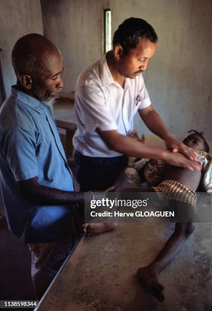 Médecin auscultant un enfant à l'hôpital, en 1985, à Majunga, Madagascar.