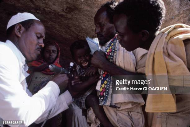 Médecin vaccinant un enfant, en 1985, à Ideyta, Djibouti.