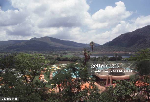 Piscine du complexe hôtelier de Sun City créé par Sol Kerzner bantoustan indépendant du Bophuthatswana, Afrique du Sud.