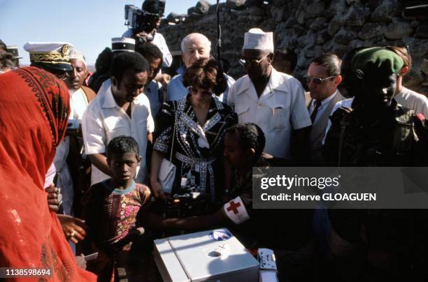 Un médecin de la "Croix-Rouge" vaccine un enfant lors de la visite de Danielle Mitterrand en 1985 à Djibouti.