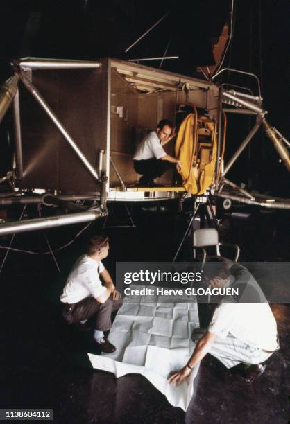 Ingénieurs s'affairant autour du module lunaire Apollo , centre de la NASA Houston, Texas, Etats-Unis.