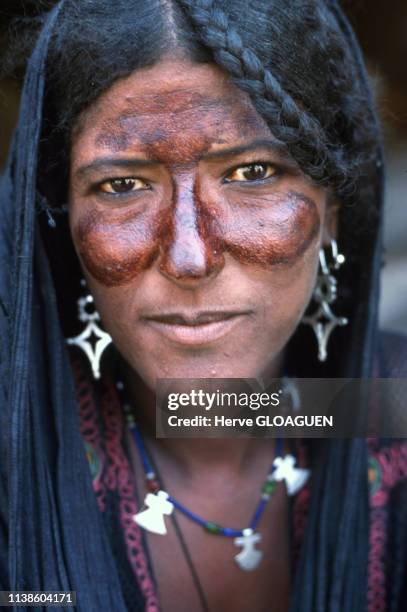 Portrait d'une jeune femme touareg, en janvier 1989, au Niger.