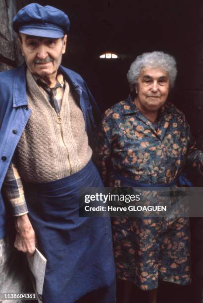 Couple âgé dans le quartier de la Guillotière, en 1980, à Lyon, France.