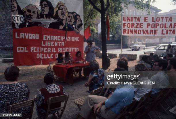 Militantes du Parti Communiste Italien manifestant en faveur de l'avortement lors de la campagne des élections générales italiennes, en juin 1976, à...
