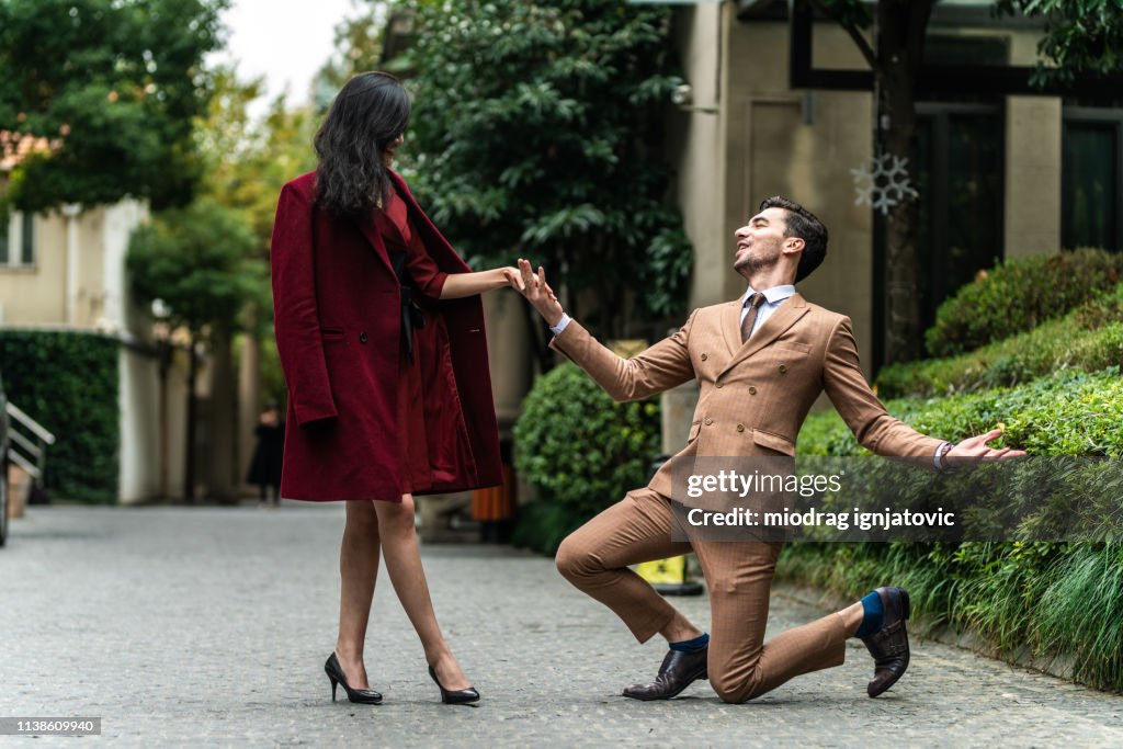 Ela está namorando um verdadeiro cavalheiro