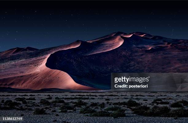 wüste von namib in der nacht mit orangefarbenen sanddünen und sternenhimmel - sahara desert stock-fotos und bilder