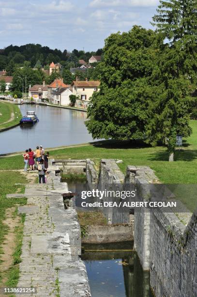 Sluice on the Briare Canal at Rogny-les-Sept-Ecluses, Puisaye, Bourgogne-Franche-Comte, France.