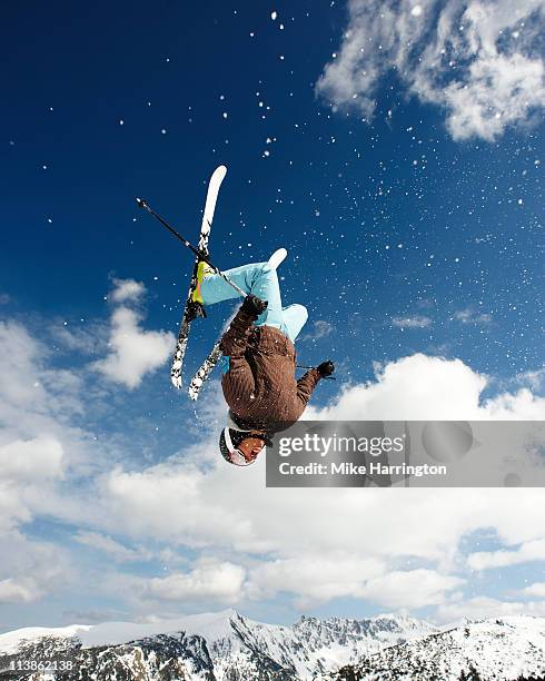 male skier doing backflip off bansko cornice - achterwaartse salto stockfoto's en -beelden