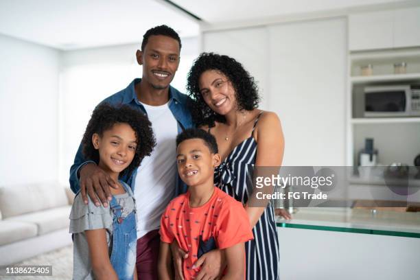 afro latin family portrait at home - brasilianerinnen stock-fotos und bilder