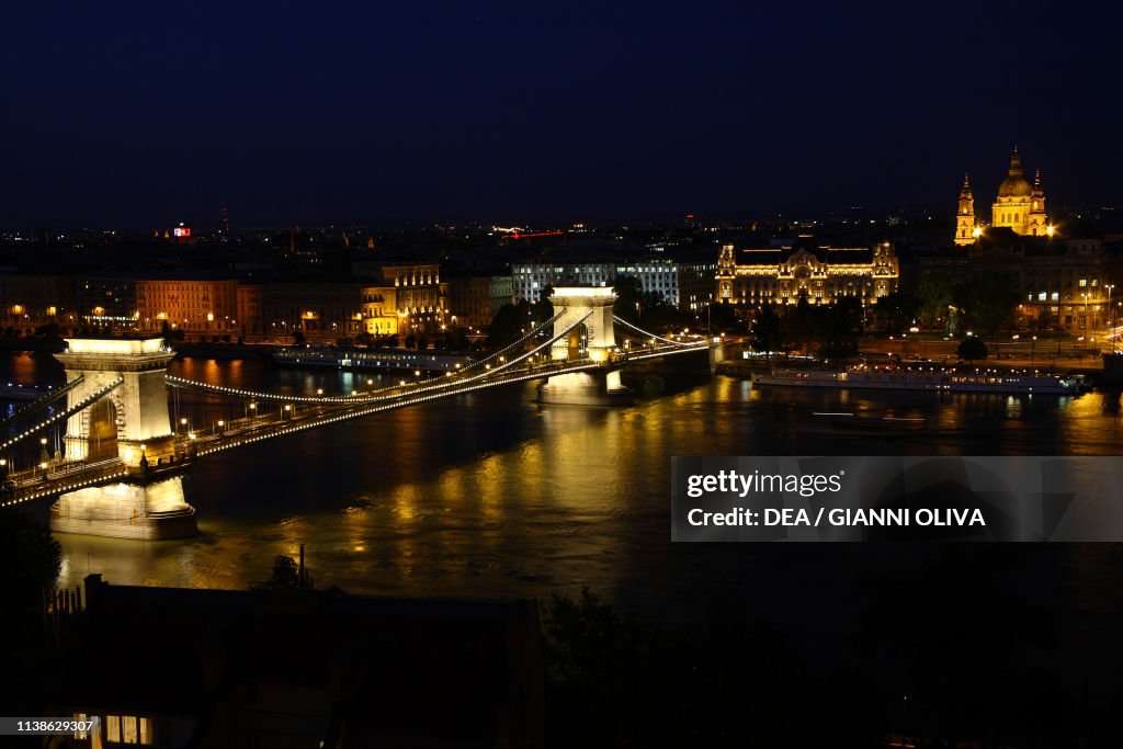 Night view of Chain Bridge, Budapest