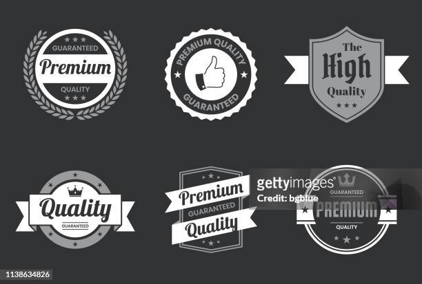illustrazioni stock, clip art, cartoni animati e icone di tendenza di set di badge ed etichette bianche "di qualità" - elementi di design - qualità