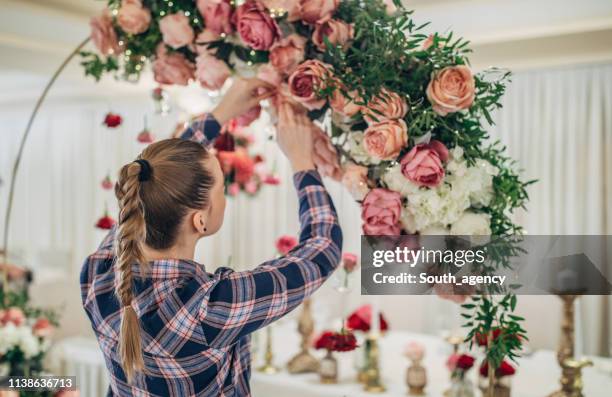 mulher que faz a decoração do casamento - flower decoration - fotografias e filmes do acervo