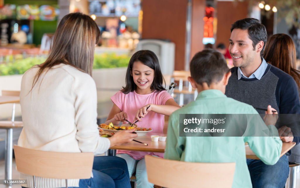 Fröhliches Familienessen auf dem Essensstand in der Mall