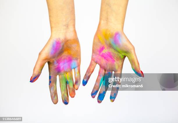 hands showing powder paint during holi - palmiers stockfoto's en -beelden