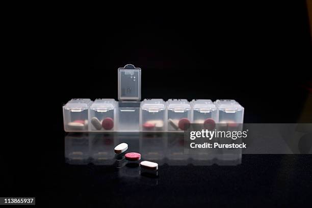 close-up of pills with a pill box - pilulier photos et images de collection