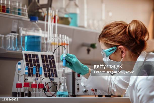 realwissenschaftler im labor erforscht - labor chemie stock-fotos und bilder