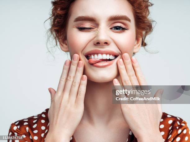 mooie vrouw - smiling face stockfoto's en -beelden