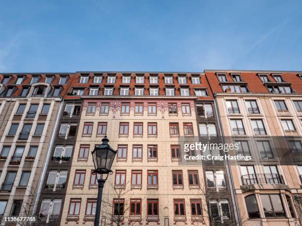 berlin residential apartment block - oost duitsland stockfoto's en -beelden