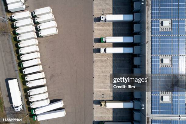 Unloading Semis Unloading Grocery Truck Photos and Premium High Res Pictures - Getty Images