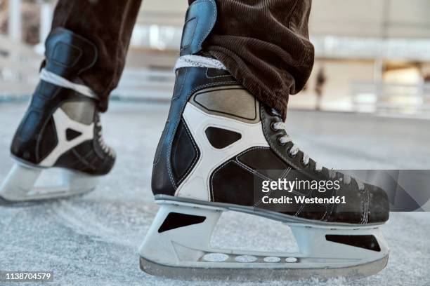 close up of the legs of an ice skating man - hockey rink fotografías e imágenes de stock