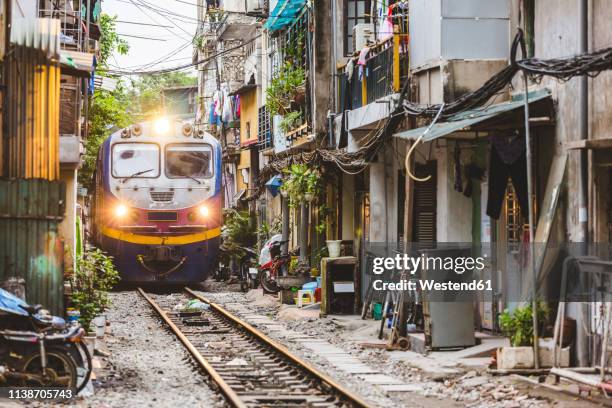 vietnam, hanoi, view of a railway crossing the city and passing very close to houses - hanoi fotografías e imágenes de stock